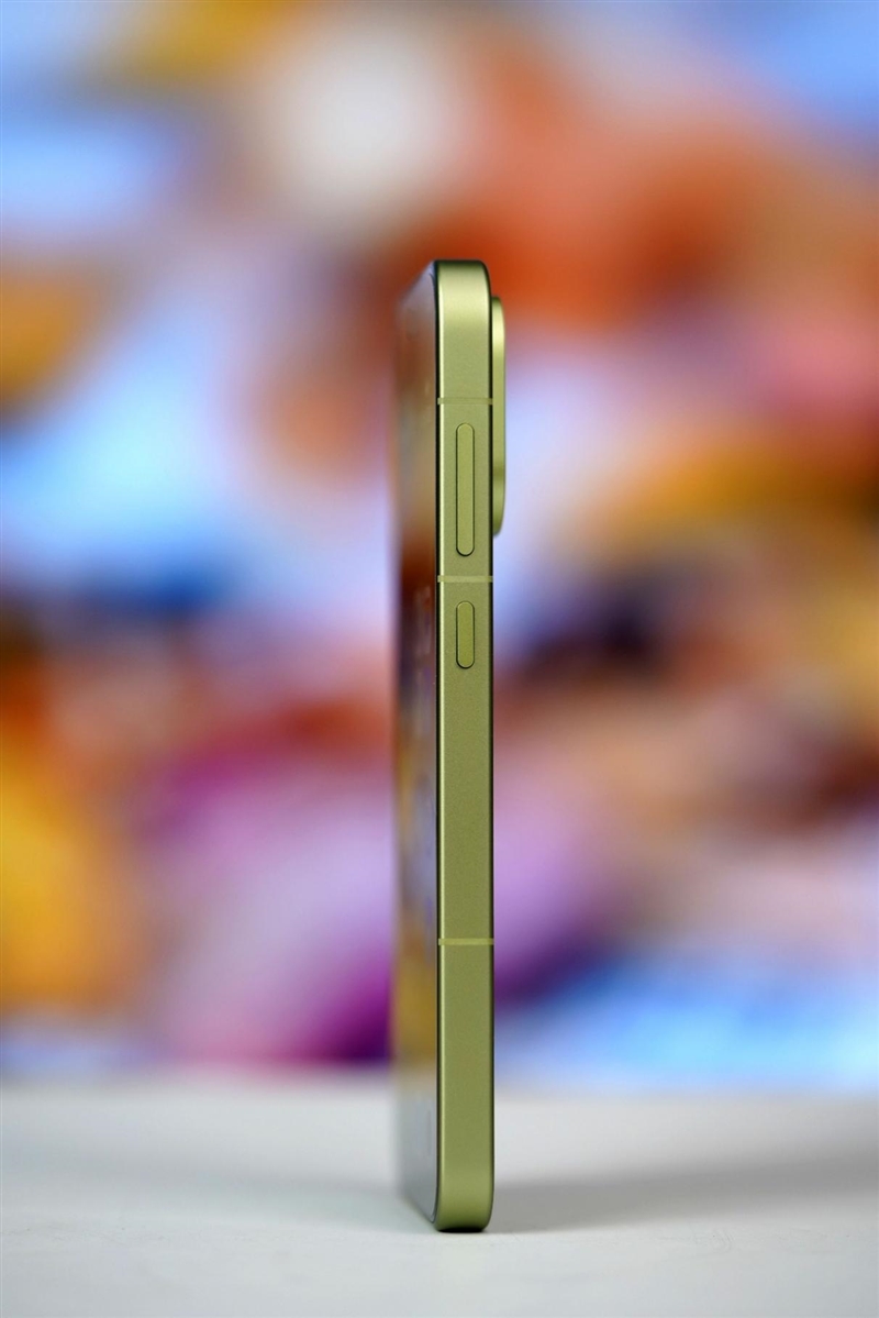 小屏不妥协配置反升级！一加15T手机深度评测：小巧玲珑的满血性能旗舰