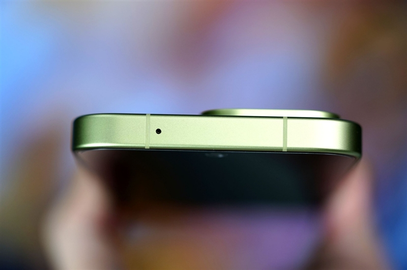 小屏不妥协配置反升级！一加15T手机深度评测：小巧玲珑的满血性能旗舰