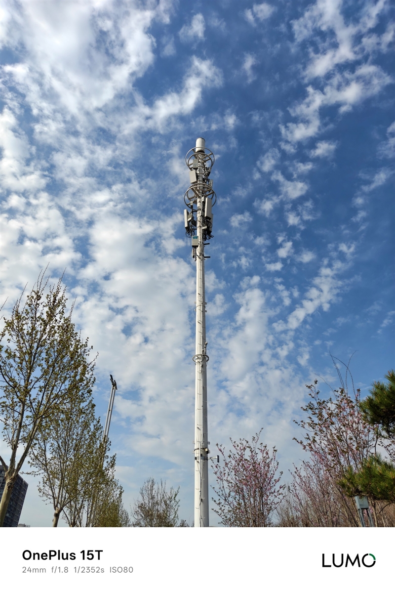 小屏不妥协配置反升级！一加15T手机深度评测：小巧玲珑的满血性能旗舰