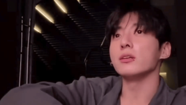 田柾国为直播时对朋友竖中指说脏话道歉