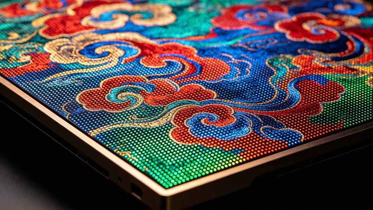 全球最小！鸿石智能发布0.16cc、2.4μm像素Micro LED彩色光机