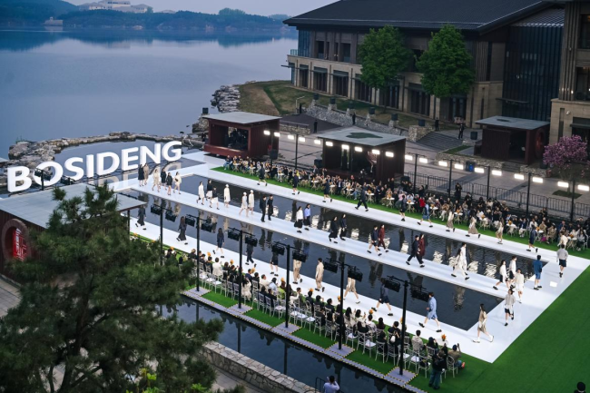 讲述光影交织下的时尚叙事 波司登“多面登场”2026北京国际电影节光影风尚开幕大秀在京举行